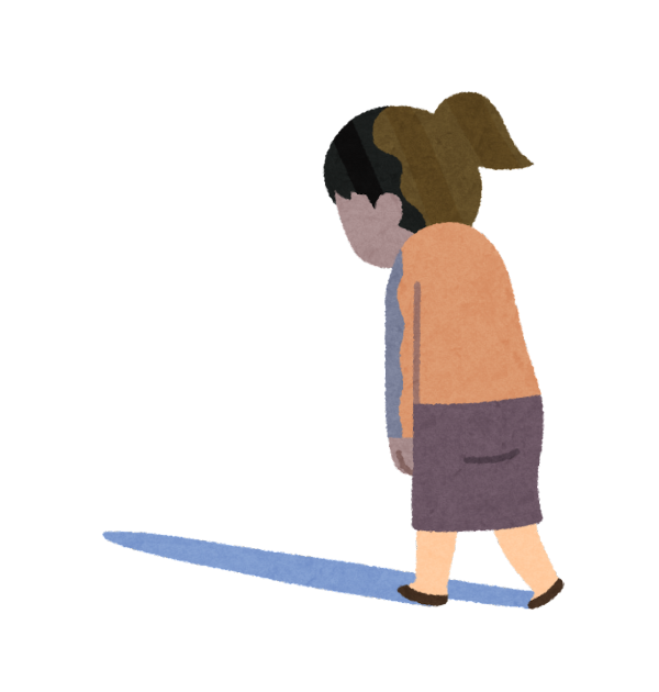 介護うつになってしまって肩を落として歩く女性のイメージ画像